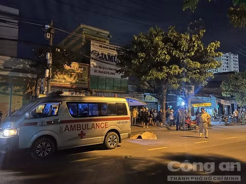 Tới 2 giờ sáng, xe cứu thương đưa thi thể nạn nhân về nhà xác.