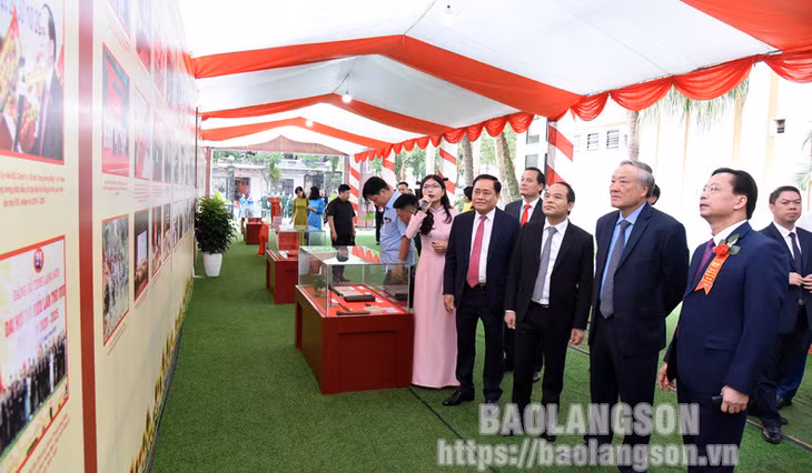 Đồng chí Nguyễn Hòa Bình, Ủy viên Bộ Chính trị, Bí thư Trung ương Đảng, Chánh án Tòa án Nhân dân tối cao cùng các đồng chí lãnh đạo tỉnh tham quan triển lãm về chủ đề 90 năm Ngày truyền thống Đảng bộ tỉnh Lạng Sơn (15/6/1933 – 15/6/2023), cuộc đời hoạt động cách mạng của đồng chí Lương Văn Tri – lãnh đạo tiền bối tiêu biểu của Đảng và cách mạng Việt Nam