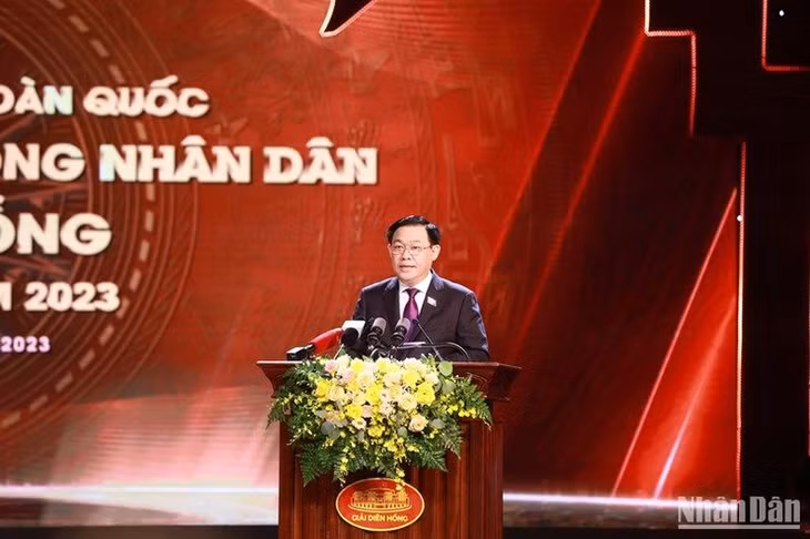 Chủ tịch Quốc hội Vương Đình Huệ phát biểu tại lễ trao giải. (Ảnh: HOÀI NAM, Báo Nhân dân)