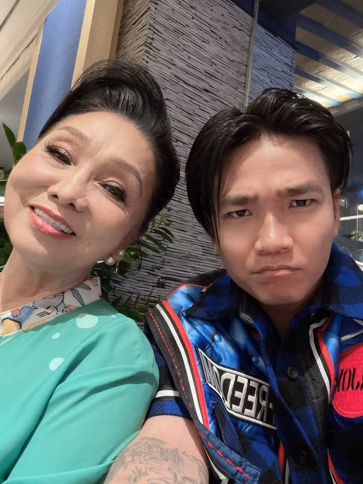 Wowy kết hợp cùng NSND Bạch Tuyết.