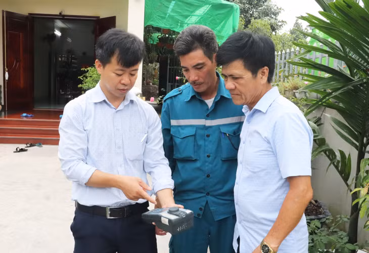 Cán bộ Xí nghiệp nước Hòn Gai đo chỉ số chất lượng nước tại một số hộ dân phường Hà Tu, TP Hạ Long.