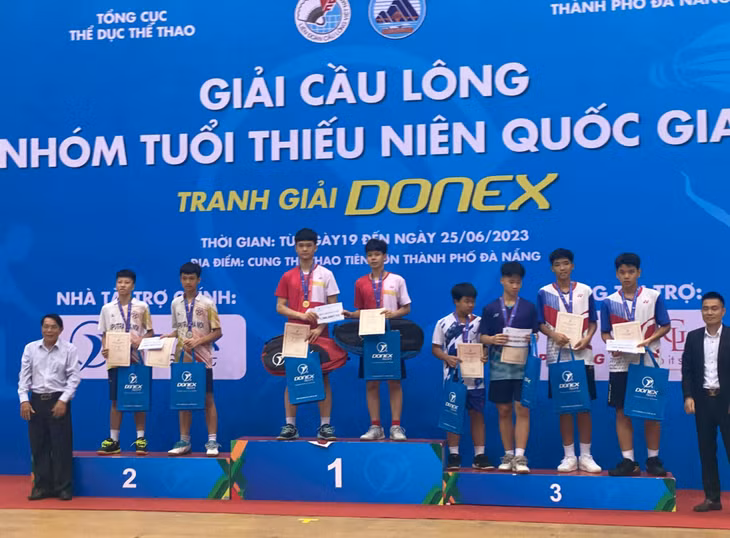 Hai VĐV nam Quảng Ninh nhận HCV lứa tuổi U15.