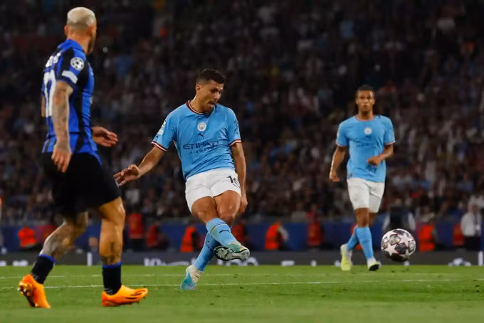 Cú đệm lòng của Rodri đi qua hai cầu thủ Inter...