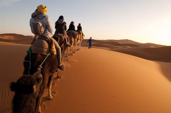 Cư dân ở Sahara gồm 2 bộ lạc chính là người Bedouin và người Tuareg. Người Bedouin là một bộ tộc gốc Ả Rập vẫn nói ngôn ngữ có nguồn gốc từ bán đảo Ả Rập. Trong khi người Tuareg là dân du mục nói ngôn ngữ Berber.