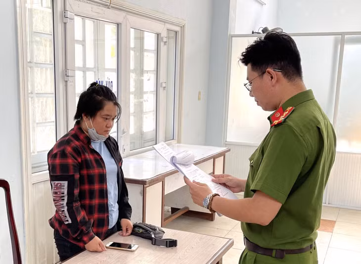 Cơ quan Công an tống đạt quyết định bắt tạm giam Nguyễn Thị Kim Huệ.