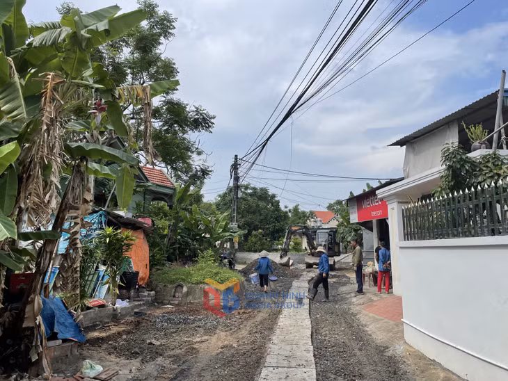 Công trình tuyến đường và rãnh thoát nước liên thôn 11, 12 (xã Hiệp Hòa, TX Quảng Yên) được thực hiện từ tháng 5/2023 từ nguồn vốn xây dựng NTM, có tổng mức đầu tư hơn 1 tỷ đồng.