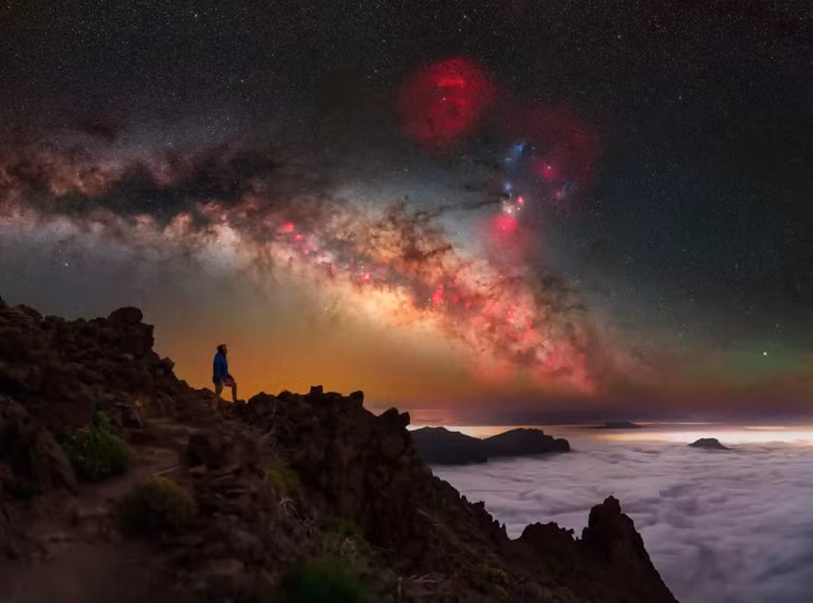 Bức ảnh Trải nghiệm thiên văn La Palma của nhiếp ảnh gia Jakob Sahner chụp tại Tây Ban Nha. La Palma và quần đảo Canary là nơi lý tưởng để chụp ảnh thiên văn do những đám mây nằm ở độ cao khoảng 1.000 m. Sau một chuyến hành trình dài và không ngủ được ở đêm đầu tiên, tác giả đã chụp được một bức ảnh bầu trời quang đãng cùng với dải ngân hà tuyệt đẹp.