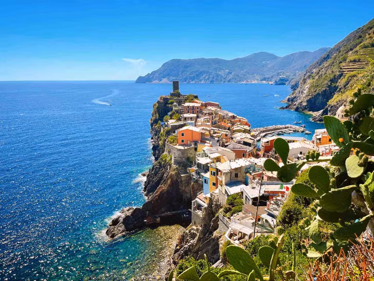 Năm ngôi làng ở Cinque Terre nối với nhau bằng cả đường bộ, đường sắt và đường biển. Ảnh: Billy Ngo