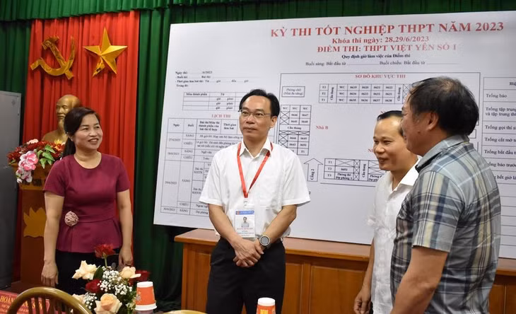 Thứ trưởng Giáo dục và Đào tạo Hoàng Minh Sơn cùng Đoàn công tác kiểm tra công tác chuẩn bị thi tại Trường THPT Việt Yên Số 1 (Bắc Giang).