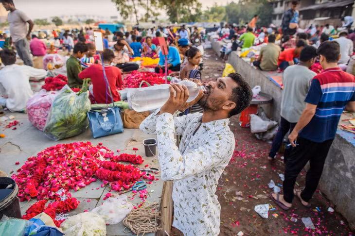 Mệt mỏi do nắng nóng khiến mọi người khó làm việc hoặc tập trung hơn, đặc biệt là khi ở ngoài trời, đồng thời làm tăng nguy cơ mất nước và các bệnh liên quan đến nhiệt. Ảnh: Bloomberg