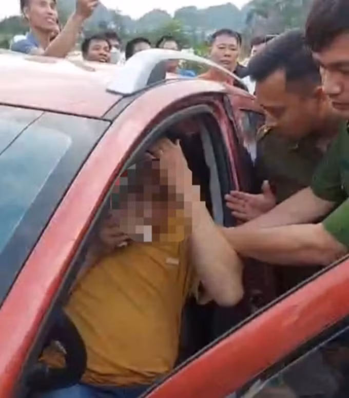 Lực lượng chức năng và người dân kiểm tra chiếc xe ô tô chở 3 người, phía sau cốp xe có 2 con dê của dân đã bị bắn chết (Ảnh cắt từ clip).
