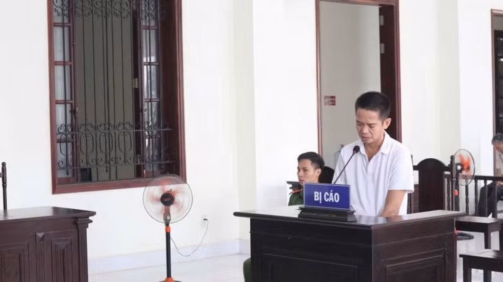 Lê Văn Ga (áo trắng) tại phiên tòa sơ thẩm ngày 20/6.