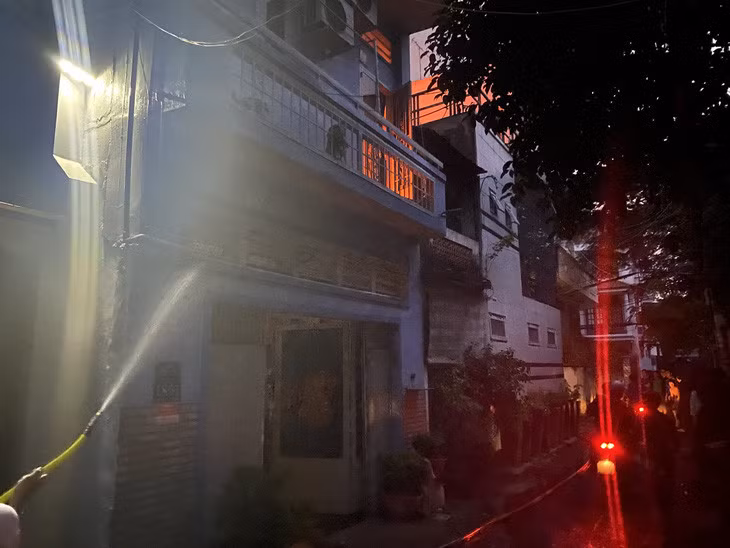 Căn nhà cao tầng trong hẻm đường Nguyễn Cửu Vân bốc cháy - Ảnh: MINH HÒA
