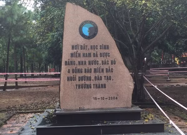 Bia ghi dấu sự kiện Trường HSMN Đông Triều.