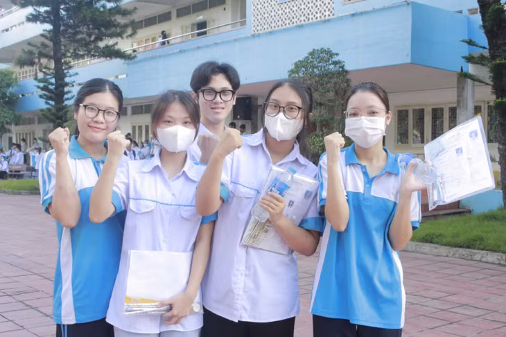 Phần lớn các sĩ tử đều vui vẻ, thoải mái sau khi hoàn thành toàn bộ kỳ thi, khép lại 12 năm học tập, rèn luyện của bậc học phổ thông.