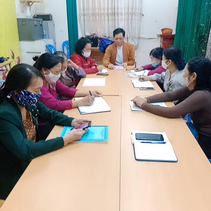 Tổ hòa giải ở cơ sở khu phố 6, phường Thanh Sơn tổ chức hòa giải tranh chấp ngõ đi giữa các hộ dân trong khu dân cư. Ảnh: Diệu Thuyết (CTV)