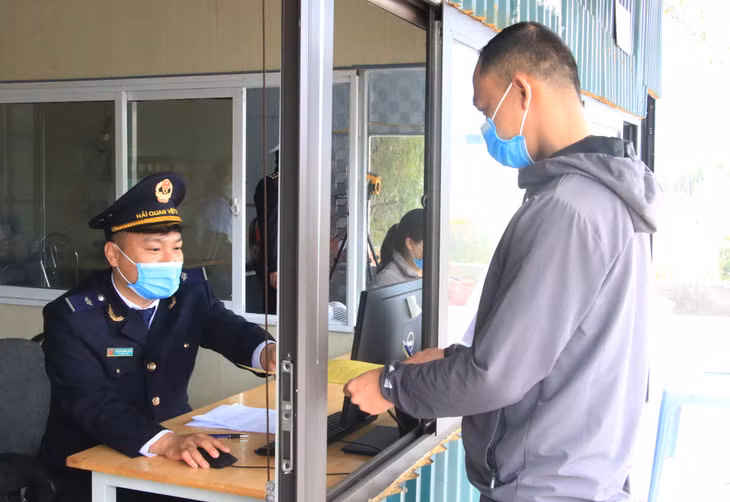 Cán bộ hải quan hỗ trợ doanh nghiệp thực hiện thủ tục nhập khẩu hàng hóa qua cửa khẩu Hoành Mô (Bình Liêu).