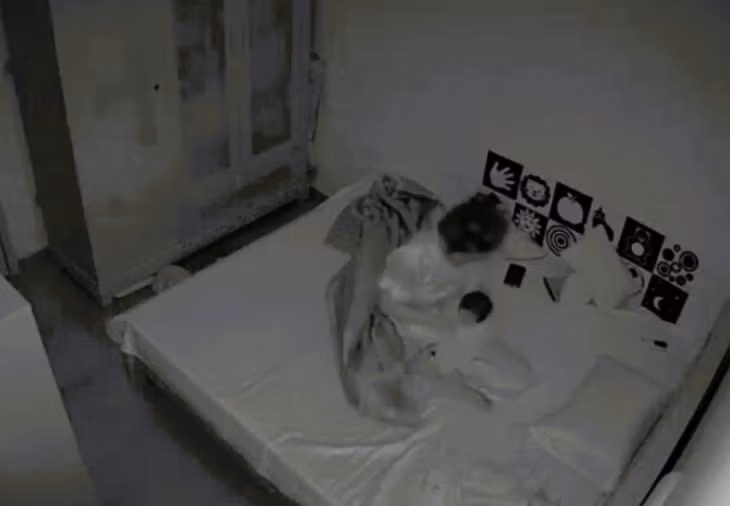 Hình ảnh trích xuất từ camera phòng ngủ, thời điểm được cho là bảo mẫu Khánh Chi có hành vi bạo hành với cháu bé 1 tháng tuổi. Ảnh: Công an phường Hoàng Liệt cung cấp
