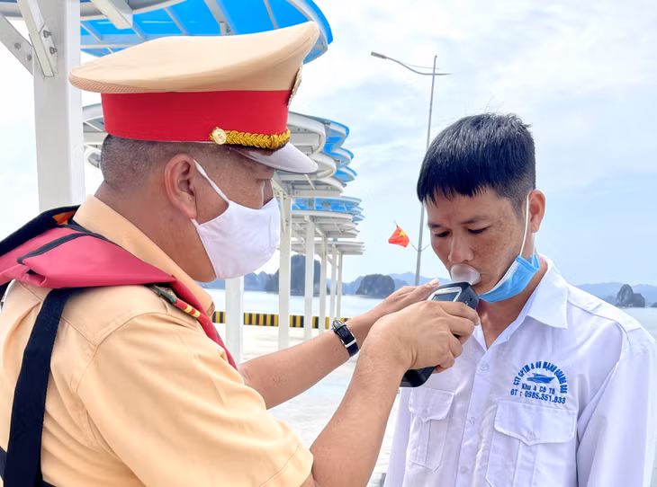 Lực lượng Cảnh sát đường thủy Công an huyện Vân Đồn kiểm tra nồng độ cồn đối với thuyền viên tàu cao tốc.