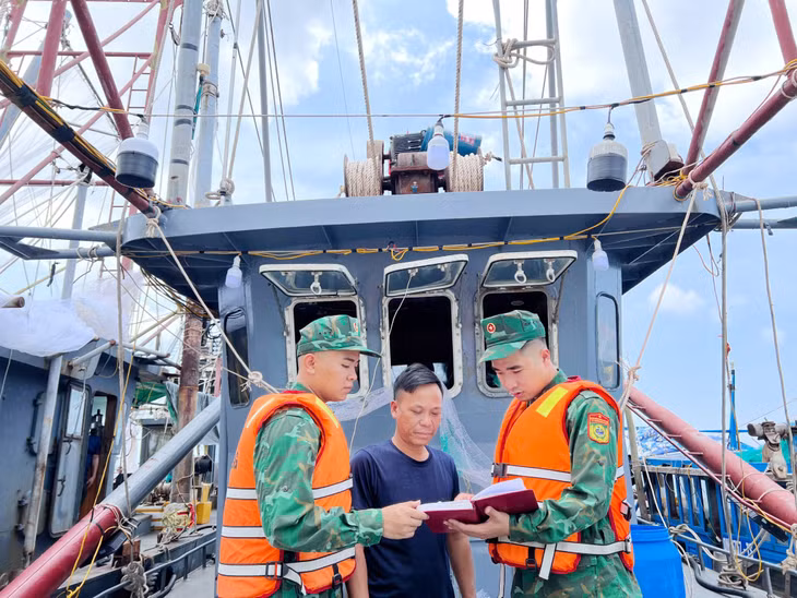 Cán bộ Đồn BP Trà Cổ giải thích cho người vi phạm biết về sai phạm của bản thân.