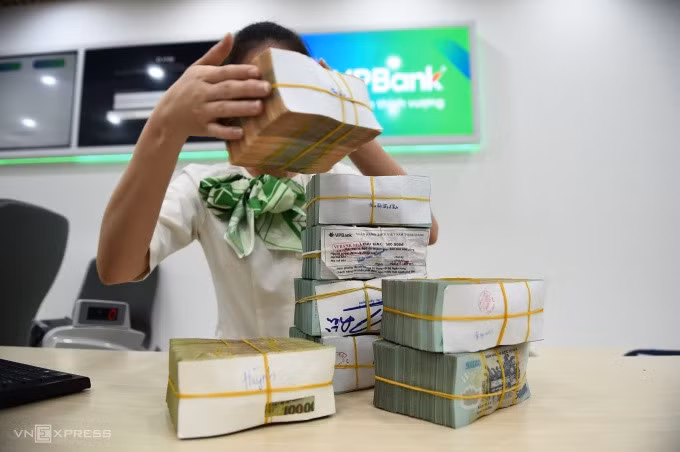 Giao dịch tại quầy một ngân hàng thương mại tại TP HCM. Ảnh: Thanh Tùng