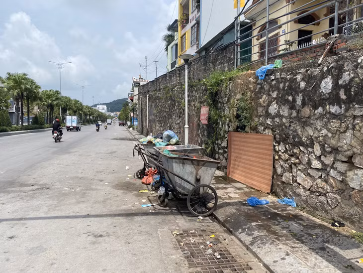 Một điểm tập kết rác tạm trên địa bàn phường Hà Tu gây ô nhiễm môi trường, mất mỹ quan đô thị.