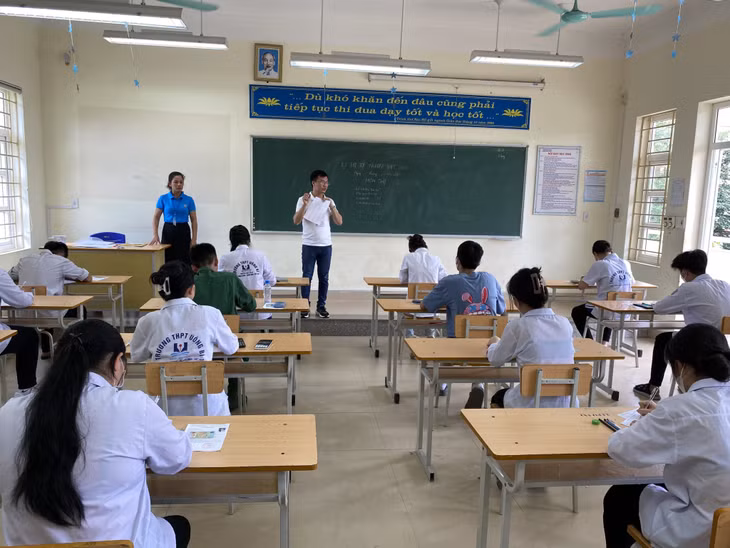 Cán bộ coi thi hướng dẫn các thi sinh những điều cần lưu ý khi điền thông tin và kết quả vào phiếu trả lời trắc nghiệm của môn Toán.