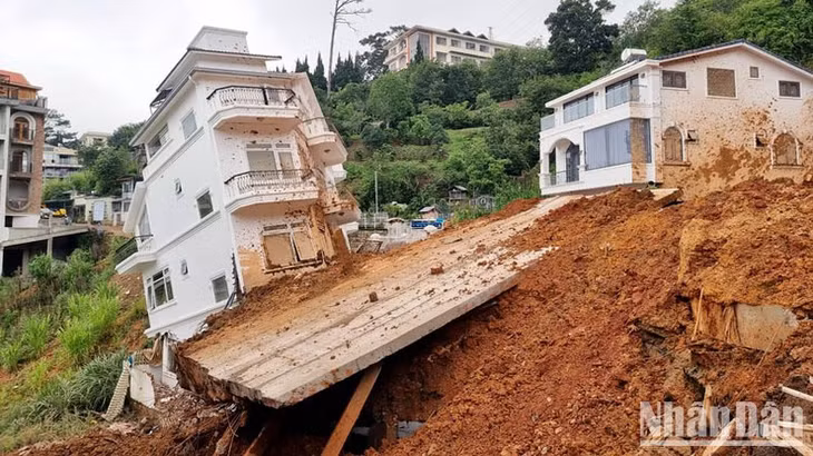 Vụ sạt lở đã làm dịch chuyển ngôi nhà xây kiên cố.
