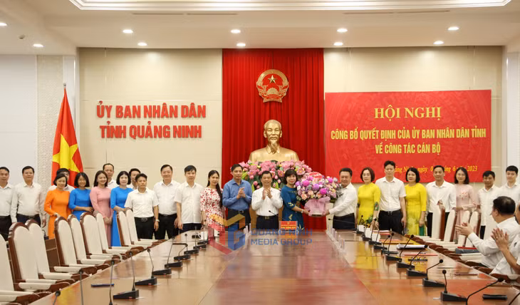 Ủy ban Kiểm tra Tỉnh ủy tặng hoa chúc mừng đồng chí Bùi Thị Bính, Giám đốc Sở Nội vụ.