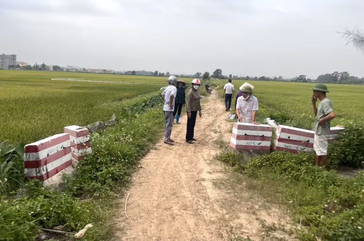 Do đoạn đầu tuyến đường Lưu Hôi trên nằm trong phạm vi thu hồi Dự án KCN Bắc Tiền Phong nên gây khó khăn cho việc đi lại, canh tác của nhân dân.
