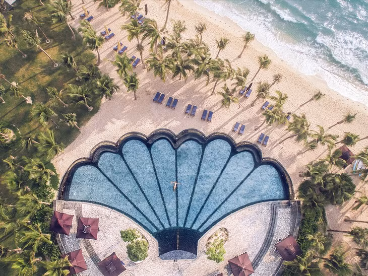 Khu nghỉ dưỡng này sở hữu bể bơi đẹp nhất Việt Nam. Ảnh: JW Marriott Phu Quoc Emerald Bay Resort &amp; Spa