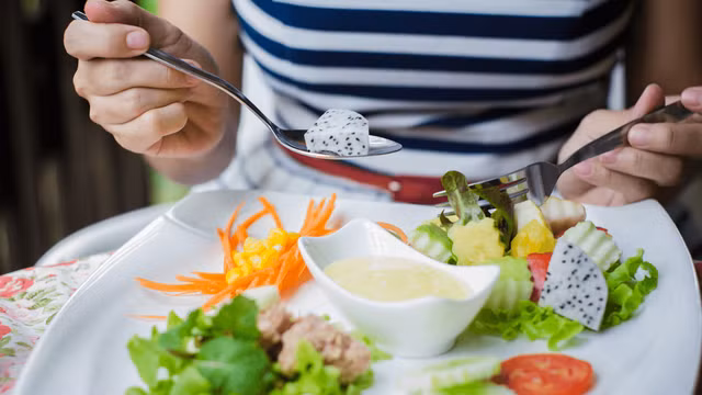 Bổ sung đầy đủ dinh dưỡng cần thiết giúp giảm lo âu.