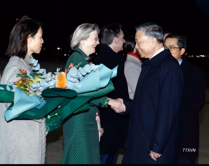 Quan chức Australia cùng cán bộ, nhân viên Đại sứ quán và các cơ quan đại diện Việt Nam tại Australia đón Tổng Bí thư, Chủ tịch nước Tô Lâm tại sân bay Canberra, tiếp tục chương trình thăm cấp Nhà nước Australia. (Ảnh: TTXVN)