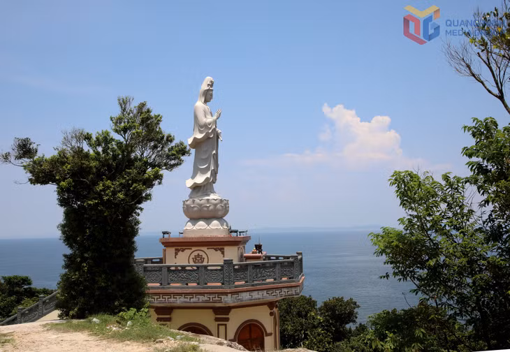 Tượng đài Quán Thế Âm Bồ Tát tại Chùa Trúc Lâm đảo Trần.
