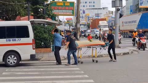 Thi thể nạn nhân được chuyển về nhà xác.