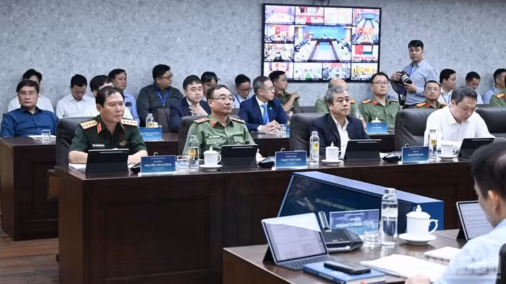 Các đồng chí lãnh đạo, đại biểu tham dự phiên họp. (Ảnh: Trần Hải)