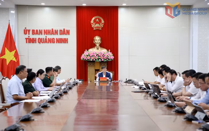 Đồng chí Bùi Văn Khắng, Phó Bí thư Tỉnh ủy, Chủ tịch UBND tỉnh, chủ trì hội nghị.