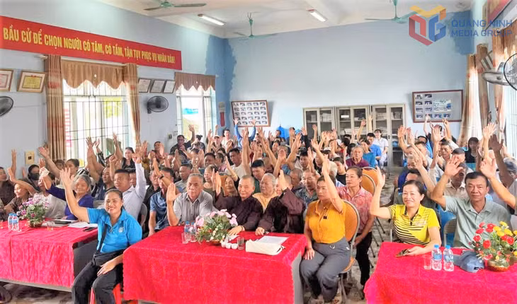 Cử tri khu phố Hạ Long 1 (đặc khu Vân Đồn) thống nhất biểu quyết về người được giới thiệu ứng cử trưởng khu phố nhiệm kỳ 2026-2031.