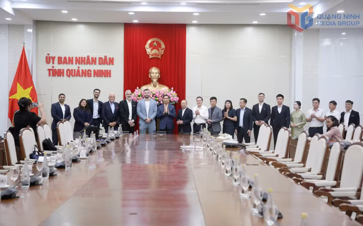 Các đại biểu chụp ảnh lưu niệm.