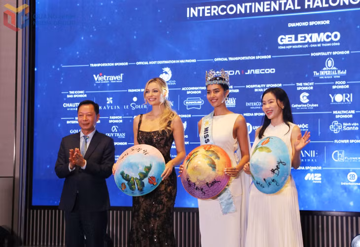 Đồng chí Lê Văn Ánh trao tặng nón lá Việt Nam cho Hoa hậu Thế giới 2021 Karolina Bielawska; đương kim Hoa hậu Thế giới 2025 Opal Suchata và bà Phạm Kim Dung, Chủ tịch Miss World Việt Nam.