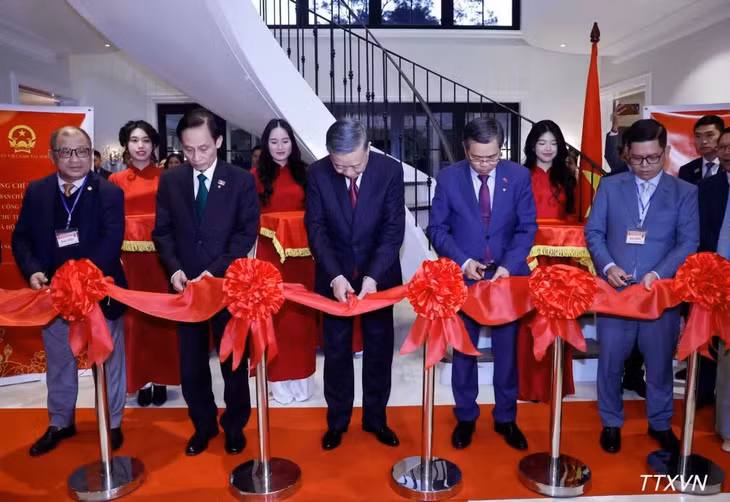 Tổng Bí thư, Chủ tịch nước Tô Lâm và các đại biểu thực hiện nghi thức cắt băng khánh thành Nhà Việt Nam tại Australia. (Ảnh: TTXVN)