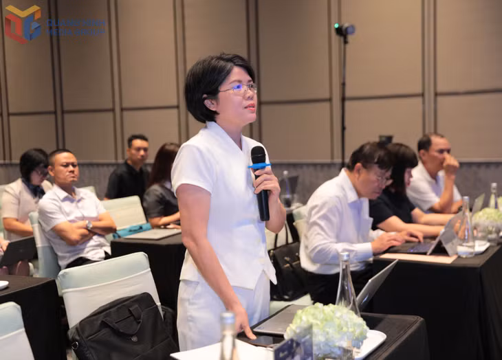 Đồng chí Nguyễn Thị Thiện, Phó Giám đốc Báo và Phát thanh, Truyền hình Quảng Ninh, đặt câu hỏi cho Ban Tổ chức về việc tạo điều kiện tác nghiệp cho phóng viên các cơ quan báo chí trong khuôn khổ cuộc thi.