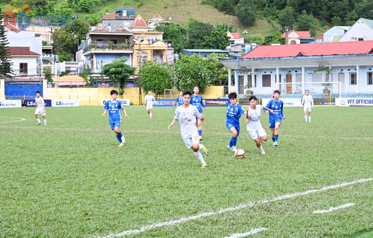Những nỗ lực giành bóng của cầu thủ CLB bóng đá nữ Than - Khoáng sản Việt Nam.