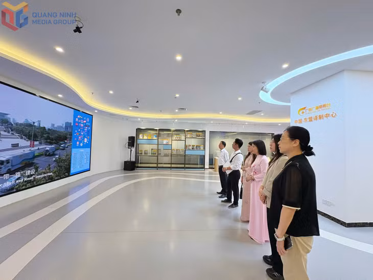 Đoàn công tác Báo và PTTH Quảng Ninh tham quan trụ sở làm việc của Đài PTTH Quảng Tây (Trung Quốc).