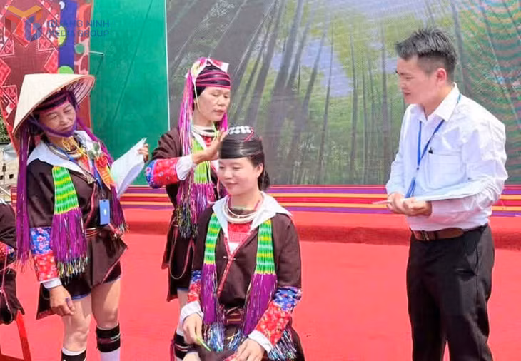 Phụ nữ Dao Thanh Y xã Đường Hoa với sự khéo léo, tỉ mỉ trong nghệ thuật vấn tóc.