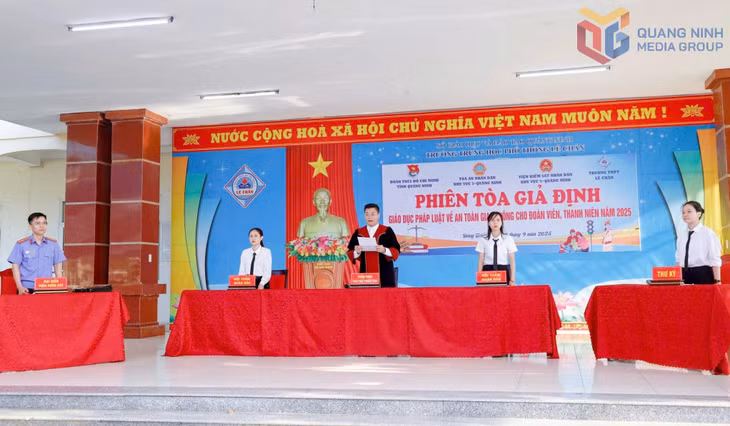Học sinh Trường THPT Lê Chân tham gia phiên tòa giả định tuyên truyền, giáo dục pháp luật về an toàn giao thông.