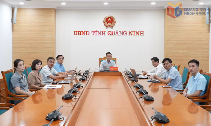 Đồng chí Lê Văn Ánh, Phó Chủ tịch UBND tỉnh, Trưởng Ban Quản lý khu kinh tế tỉnh, cùng đại diện lãnh đạo các sở, ngành, đơn vị liên quan dự tại điểm cầu Quảng Ninh.