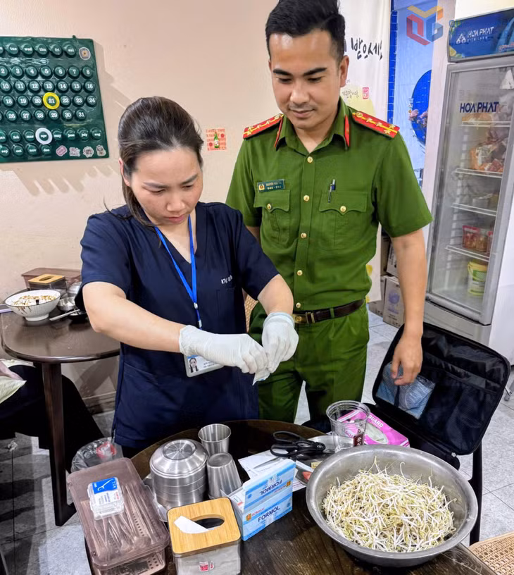 Đoàn kiểm tra liên ngành về vệ sinh ATTP phường Móng Cái 1 test nhanh sản phẩm giá đỗ tại một cơ sở sản xuất, kinh doanh giá đỗ trên địa bàn.