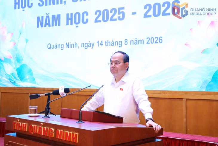 Đồng chí Quản Minh Cường, Ủy viên Trung ương Đảng, Bí thư Tỉnh ủy, Trưởng Đoàn ĐBQH tỉnh, phát biểu chỉ đạo tại chương trình gặp mặt.