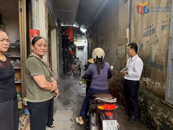 Đoạn đường dẫn vào khu vực chợ Hà Khẩu chật hẹp, gây khó khăn cho việc đi lại và vận chuyển hàng hóa của người dân.